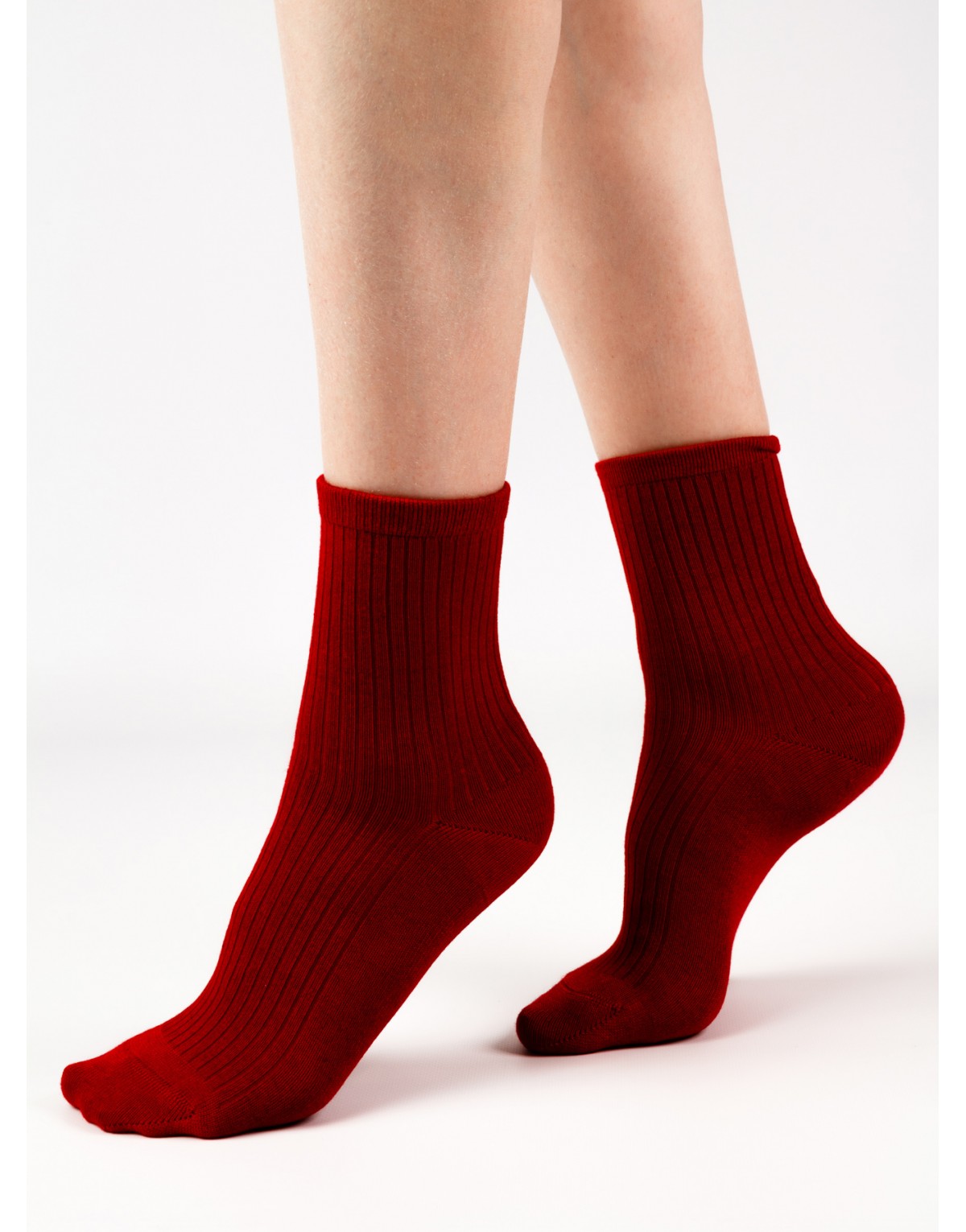 Шерстяные женские носки красного цвета